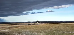 Cloudy Horizon View Drucke: Small detached house, solitude