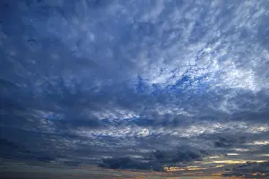 Atmospheric Evening Landscape Drucke: Small fleecy clouds (Cirrocumulus) at evening sky