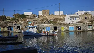Häfen Drucke: Kleiner Hafen mit Fischereiboote und bunten Türen von Gebäuden entlang des Wassers.