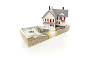 Hundred Dollar Bill Stack Drucke: Small house on stack of hundred dollar bills isolated on a white background