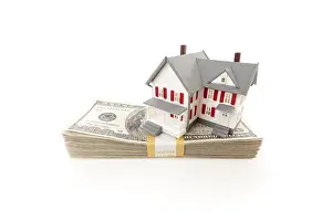 Hundred Dollar Bill Stack Drucke: Small house on stack of hundred dollar bills isolated on a white background