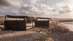Small Beach Houses Drucke: Small huts on the beach