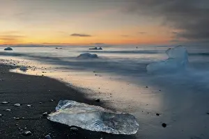 Glacier Lagoon Jokulsarlon Drucke: Small icebergs on the beach during sunset