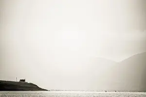 Uninhabited Irish Coastlines Drucke: Small lighthouse on the shore, Dingle Peninsula