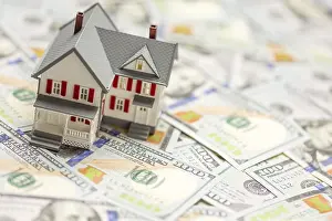 Model House Drucke: Small model house on layer of one hundred dollar bills
