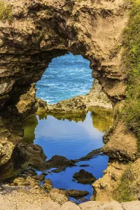 Australian Landscape Photography Drucke: Small puddle of quiet water in an arch