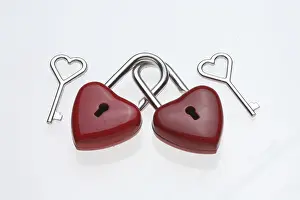 Romanticism Concept Drucke: Two small red padlocks are connected