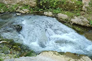 Natural Environment Scenery Drucke: A small river flows over smooth stones