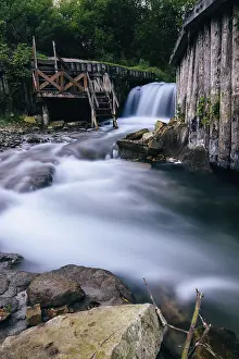 Long Exposure Water Flow Drucke: Small river with waterfall flowing through rocks