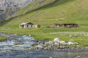 Mountainous Region Nature Drucke: Small Settlement along a mountain river