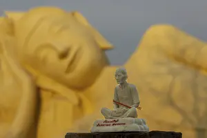 Ayutthaya Temple Site Drucke: Small stone statue of a meditating monk