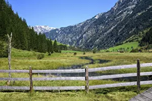 Bilder Datiert 19. September 2024: Ein kleiner Bach in den Bergen windet sich über eine Wiese.