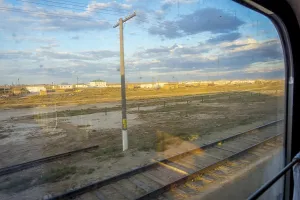Usbekistan Drucke: Dorf im kleinen Dorf durch das Fenster des Zuges.