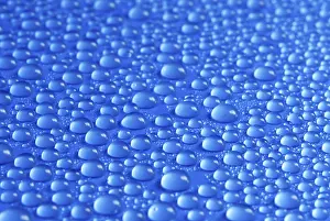 Close Up Macro Photography Drucke: Many small water drops on a blue surface
