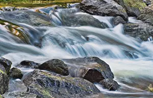 Fluss Drucke: Kleiner Wasserfall, lange Belichtung.