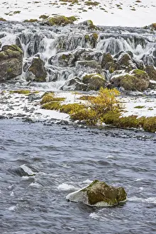 Fjallabak Nature Reserve Drucke: Small waterfall, onset of winter