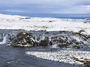 Drucke von Kleinwasserfall, Beginn des Winters, Fjallabak-Naturreservat, Drohnenansicht, Südland, Island Luftaufnahme Drucke: Kleiner Wasserfall, Beginn des Winters.