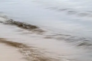 Deserted Lake Shore Drucke: Small waves, smudge effect, soft water