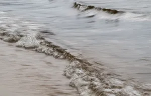 Scandinavian Lake Landscape Drucke: Small waves, smudge effect, soft water