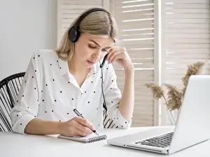 Female Office Worker Drucke: Smart young student thinking her notes