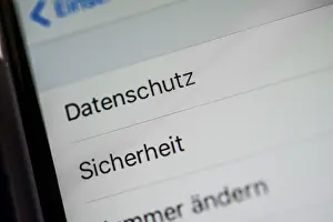 Electronic Communication Devices Drucke: Smartphone screen displaying data protection and security settings