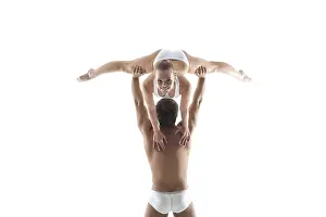 Acrobatic Couple Drucke: Smiling acrobat posing leaning on partner