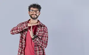 Young Man Smiling Drucke: Smiling man gesturing time out isolated