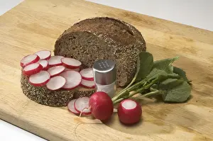 Fresh Vegetable Snacks Drucke: Snack with bread and radishes