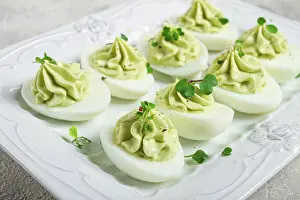Fresh Avocado Ingredients Drucke: Snack, stuffed eggs with avocado