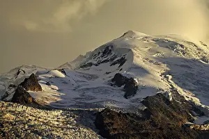 Deserted Mountain Summit Drucke: Snow-covered Dome du Gouter