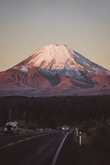 Tongariro National Park Drucke: Snow covered mountain in the background