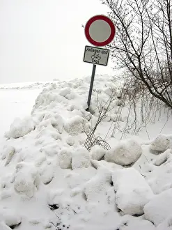 Deserted Country Lane Drucke: Snow-covered path