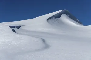Blue Sky Winter Scene Drucke: Snow drift with snow cornice, snow surface with structures with light and shade