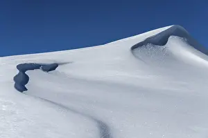 Blue Sky Winter Landscape Drucke: Snow drift with snow cornice, snow surface with structures with light and shade