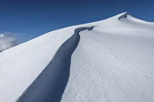 Blue Sky Winter Scene Drucke: Snow drift, snow surface with structures with light and shadow