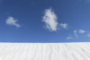 Deserted Snowy Mountain Peak Drucke: Snow surface with sky and cloud