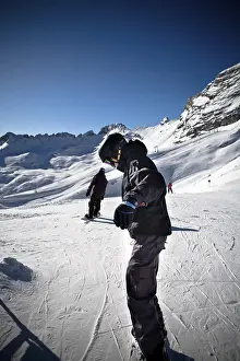 Snowboarder In Action Drucke: A snowboarder in action
