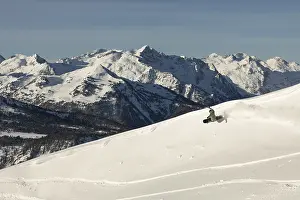 Powder Skiing Drucke: A snowboarder glides effortlessly down a pristine