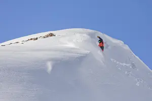 Winter Sportsman Drucke: A snowboarder showcases skill and creativity