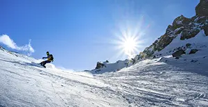 Schneebrettfahrer mit Splitboard fährt im Schnee.