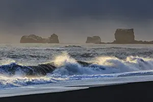 Gerahmter Druck : Schneeverwehte Strand, Wellen, Wind, dunkle Wolken. Gerahmter Druck : Schneeverwehte Strand, Wellen, Wind, dunkle Wolken.