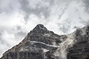 Alberta Province Nature Reserve Drucke: Snowy mountain top covered with clouds