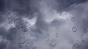 Iridescent Soap Bubbles Drucke: Soap bubbles are flying on gray cloudy sky background