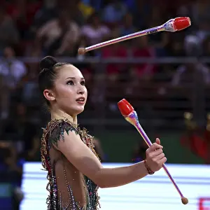 Drucke von Sofia, Bulgarien - 15. September 2022: Takhmina Ikromova aus Usbekistan in Aktion während der 39. FIG Rhythmische Gymnastik-Weltmeisterschaften Verwandte Bilder Drucke: Sofia, Bulgarien - 15. September