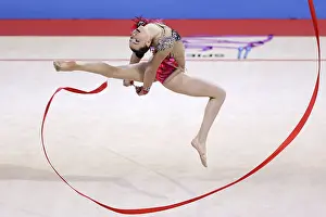 Drucke von Sofia, Bulgarien - 27. März 2021: Adi Asya Katz aus Israel tritt während der Einzel-Rhythmus-Reifen-Qualifikationen bei dem Rhythmus-Gymnastik-Weltcup Sofia 2021 in Sofia, Bulgarien auf Sofia Drucke: Sofia, Bulgarien - 27. März