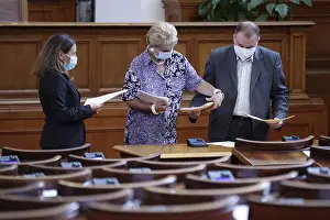 Drucke von Sofia, Bulgarien - 29. Juli 2021: Quaestoren halten Akten in der Plenarsaalhalle der Nationalversammlung der Republik Bulgarien vor einer Sitzung, Sofia, Bulgarien Sofia Drucke: Sofia, Bulgarien - 29. Juli