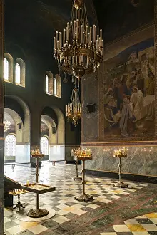 Drucke von Sofia, Bulgarien, 30. Oktober 2022: Innenansicht der Hauptschiffhalle des Alexander-Nevski-Kathedrals mit Weihrauchkerzen und Bildern Sofia Drucke: Sofia, Bulgarien, 30. Oktober