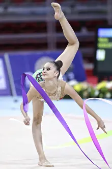 Drucke von Sofia, Bulgarien - 6. Mai, 2017: Alina Harnasko aus Weißrussland performt während des Rhythmischen Gymnastik-Weltcups Sofia 2017. Einzelturnier Sport Drucke: Sofia, Bulgarien - 6