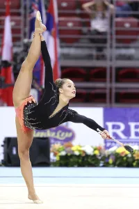 Gerahmter Druck : Sofia, Bulgarien - 6. Mai 2017: Fanny Cecilie Lunde aus Norwegen tritt während Rhythmische Gymnastik-Weltcup Sofia 2017 auf. Gerahmter Druck : Sofia, Bulgarien - 6. Mai 2017: Fanny Cecilie Lunde aus Norwegen tritt während Rhythmische Gymnastik-Weltcup Sofia 2017 auf.