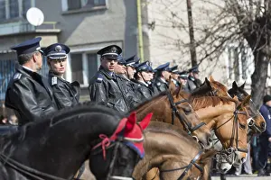 Drucke von Sofia, Bulgarien - 19. März 2016: Polizisten und Polizistinnen aus dem Pferdepolizeieinheit nehmen an einem Umzug zum Tag des Heiligen Theodor teil Sofia, Bulgarien - 19 Sofia Drucke: Sofia, Bulgarien - 19. März